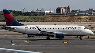 Αεροπλάνο της Delta απογειώνεται από το αεροδρόμιο LaGuardia, Τετάρτη 10 Ιουλίου 2024, στο Κουίνς της Νέας Υόρκης. (AP Photo/Julia Nikhinson)