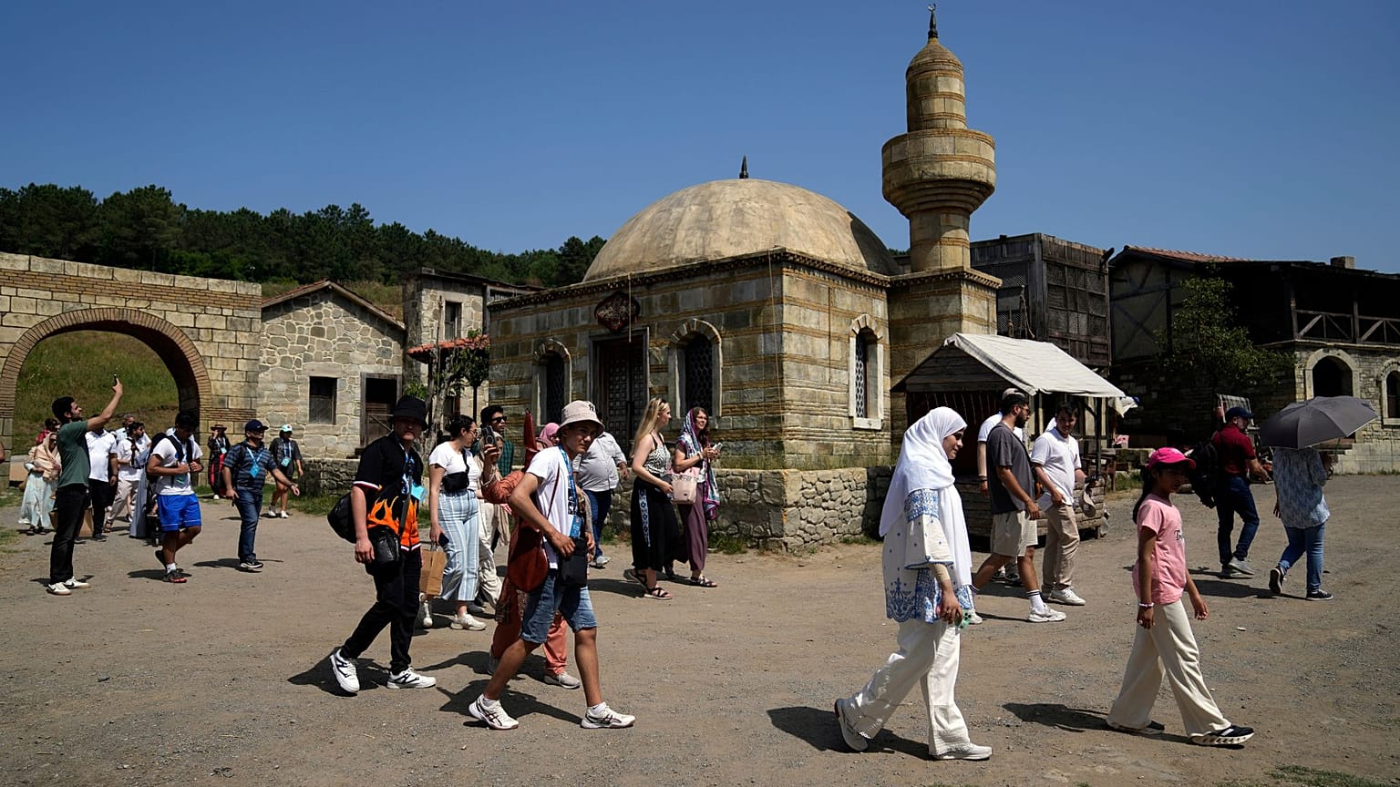 Turistler Bozdağ'ın İstanbul'daki açık hava film stüdyosunda bir tur atıyor, Türkiye, 12 Haziran 2024. 