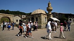 Turistler Bozdağ'ın İstanbul'daki açık hava film stüdyosunda bir tur atıyor, Türkiye, 12 Haziran 2024. 
