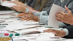 Londra'daki Holborn ve St Pancras İngiliz Parlamento seçim bölgesi için oylar sayılıyor, 4 Temmuz 2024 Perşembe.