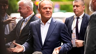 DATEI - Der polnische Premierminister Donald Tusk spricht mit den Medien, als er zu einem Treffen der EVP-Partei vor einem EU-Gipfel in Brüssel ankommt, Montag, 17. Juni 2024.