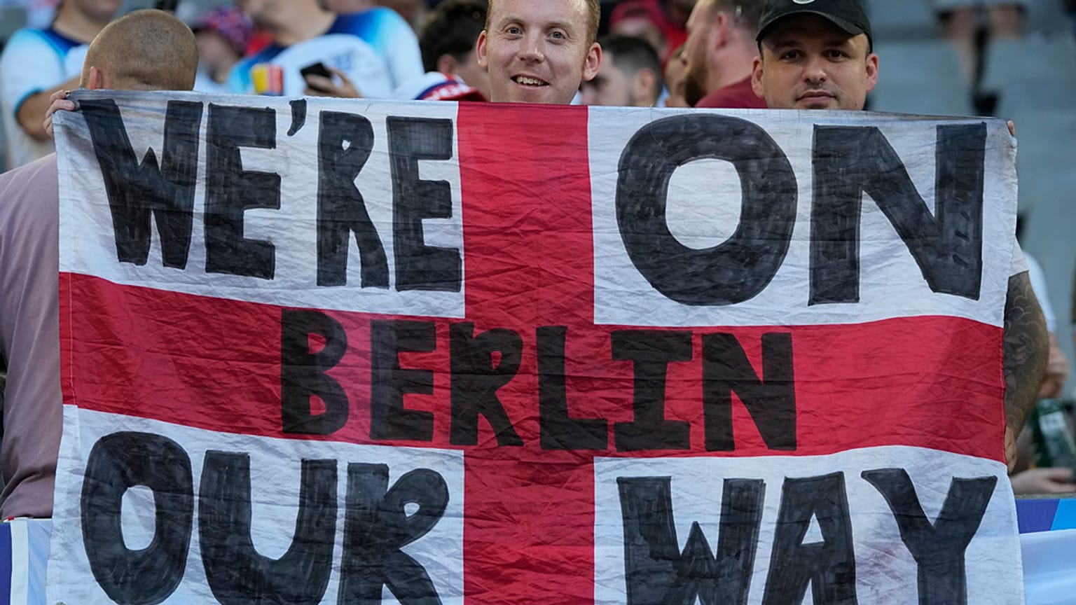 Bir İngiliz taraftar Euro 2024 yarı finallerindeki başarılarından önce takımına tezahürat yapıyor