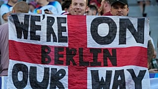Bir İngiliz taraftar Euro 2024 yarı finallerindeki başarılarından önce takımına tezahürat yapıyor