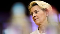 In der Vergangenheit wurde von der Leyen von Gesetzgebern dafür kritisiert, dass sie nur teilweise Zugang zu Impfstoffverträgen gewährte, die in geschwärzten Versionen online gestellt wurden.