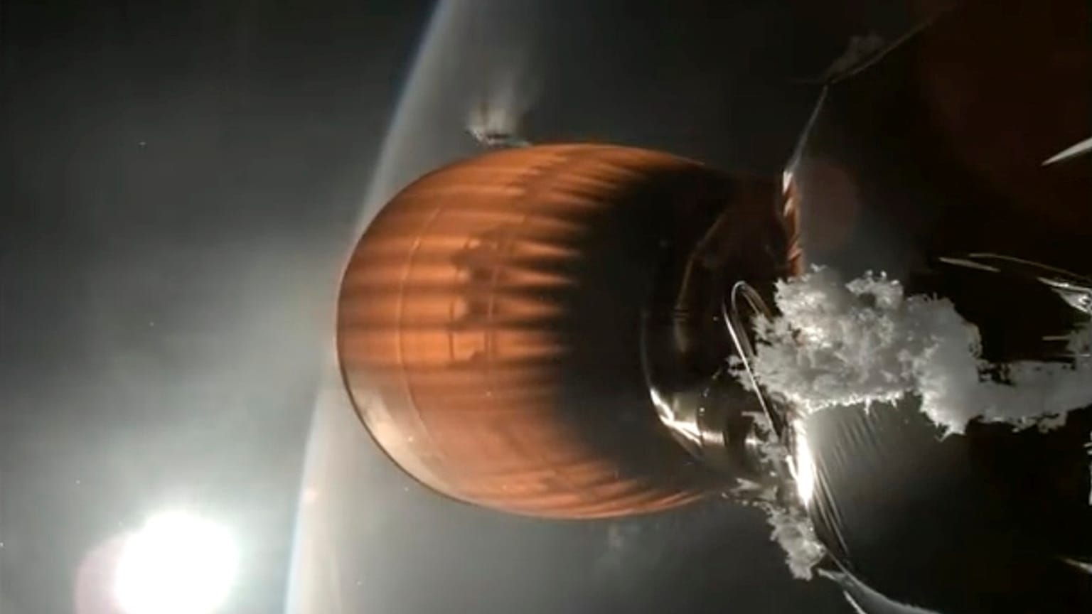 Cette image tirée d'une vidéo fournie par SpaceX montre le moteur de l'étage supérieur de la fusée Falcon 9 de SpaceX, qui a décollé de Californie le jeudi 11 juillet 2024.