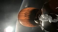 Cette image tirée d'une vidéo fournie par SpaceX montre le moteur de l'étage supérieur de la fusée Falcon 9 de SpaceX, qui a décollé de Californie le jeudi 11 juillet 2024.
