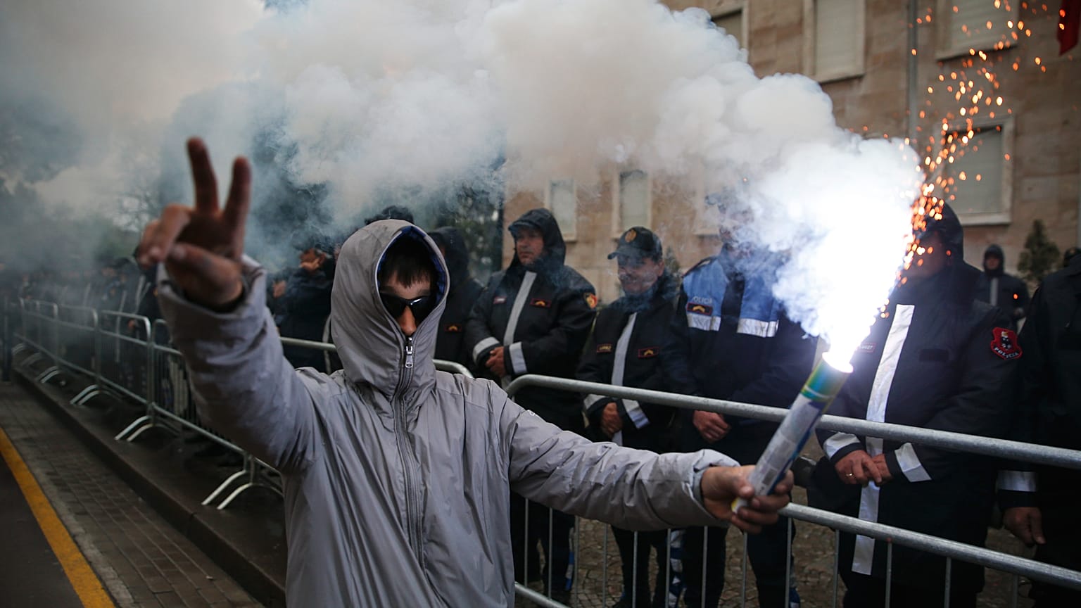Manifestante en Tirana