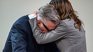 Ο ηθοποιός Alec Baldwin, δεξιά, αγκαλιάζει τη σύζυγό του αφού ο δικαστής απέρριψε την υπόθεση ανθρωποκτονίας εξ αμελείας, 12 Ιουλίου 2024
