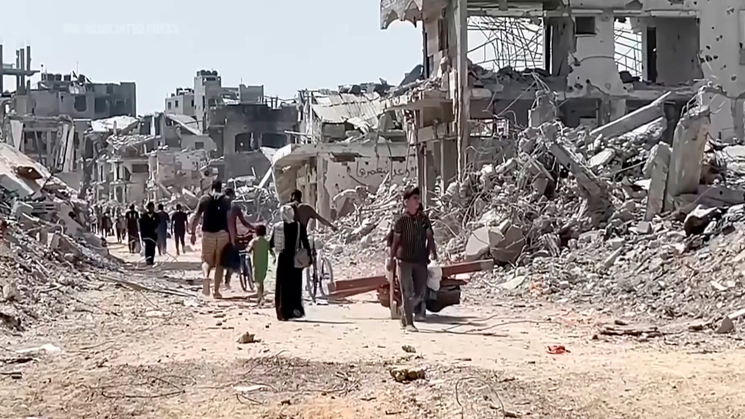 Filistinliler Gazze Şehri'nin Şijaiyah mahallesindeki yıkım sahnelerine geri dönüyor, 11 Temmuz 2024
