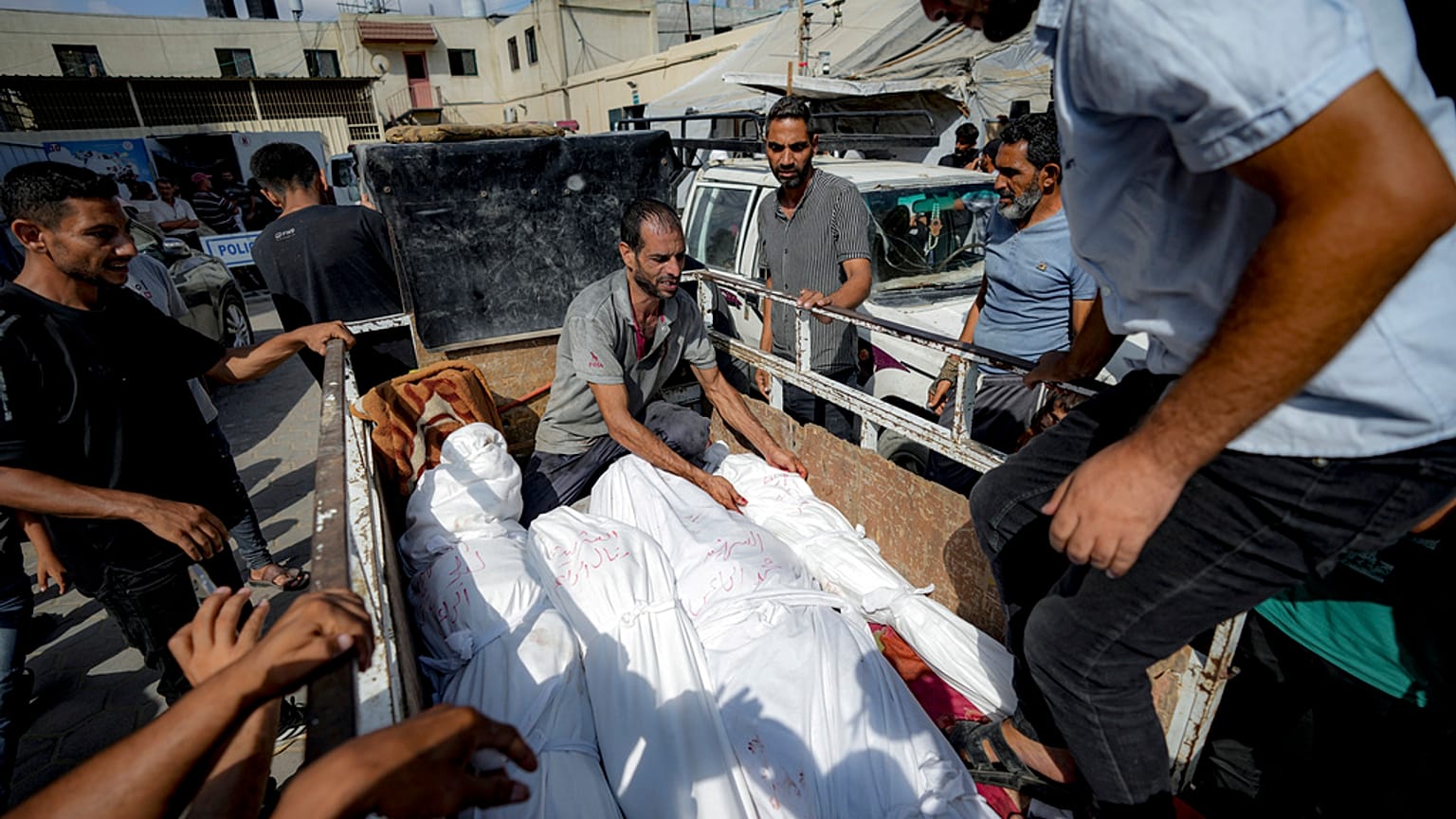 Des corps sont apportés à la morgue de l'hôpital de Deir al-Balah, bande de Gaza, le samedi 13 juillet 2024.