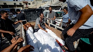 Palestinianos reúnem-se junto aos corpos dos seus familiares mortos nos bombardeamentos israelitas