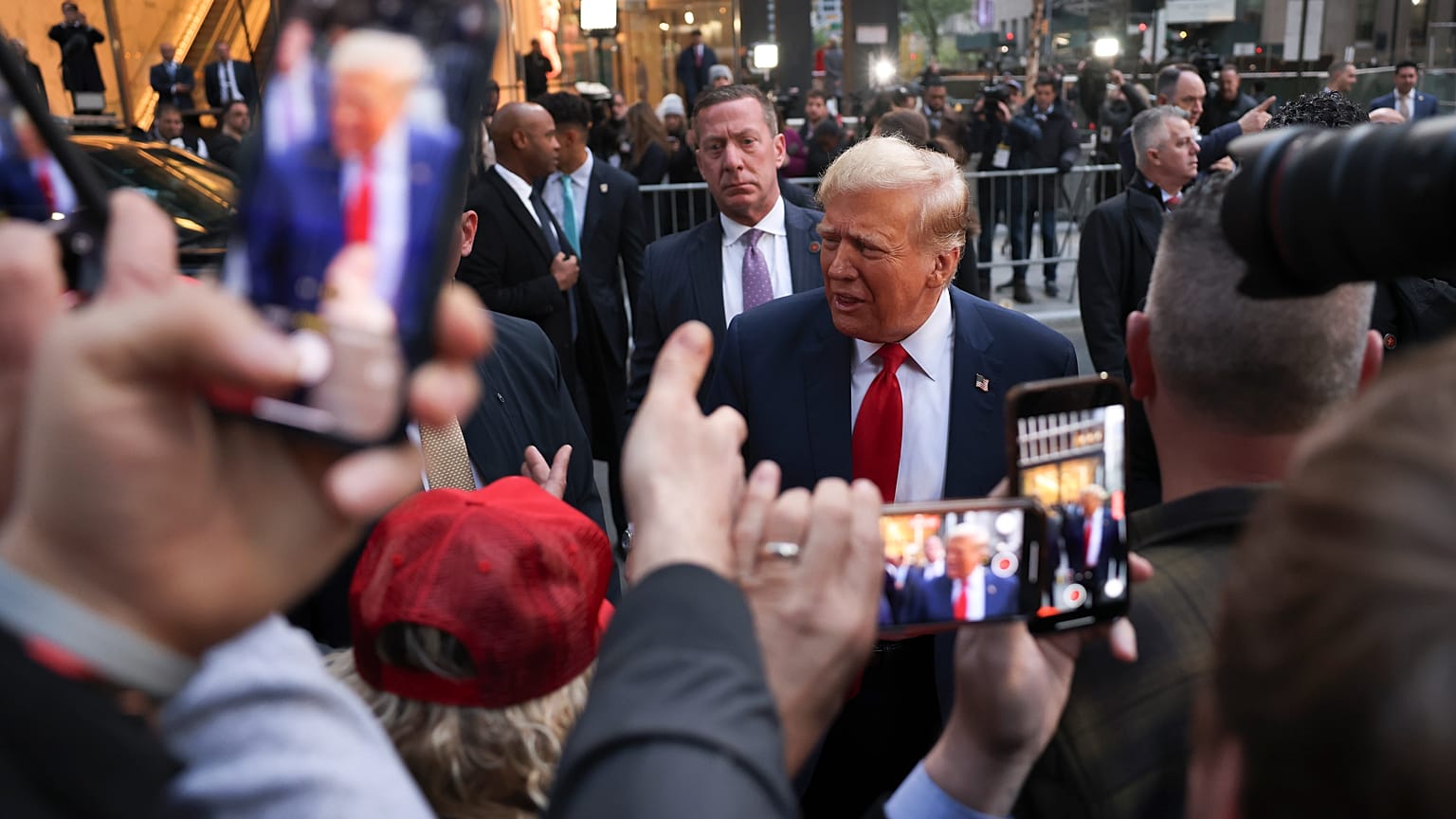 Meta, eski ABD Başkanı Donald Trump'ın sosyal medya hesaplarına uygulanan kısıtlamaların kaldırıldığını duyurdu.