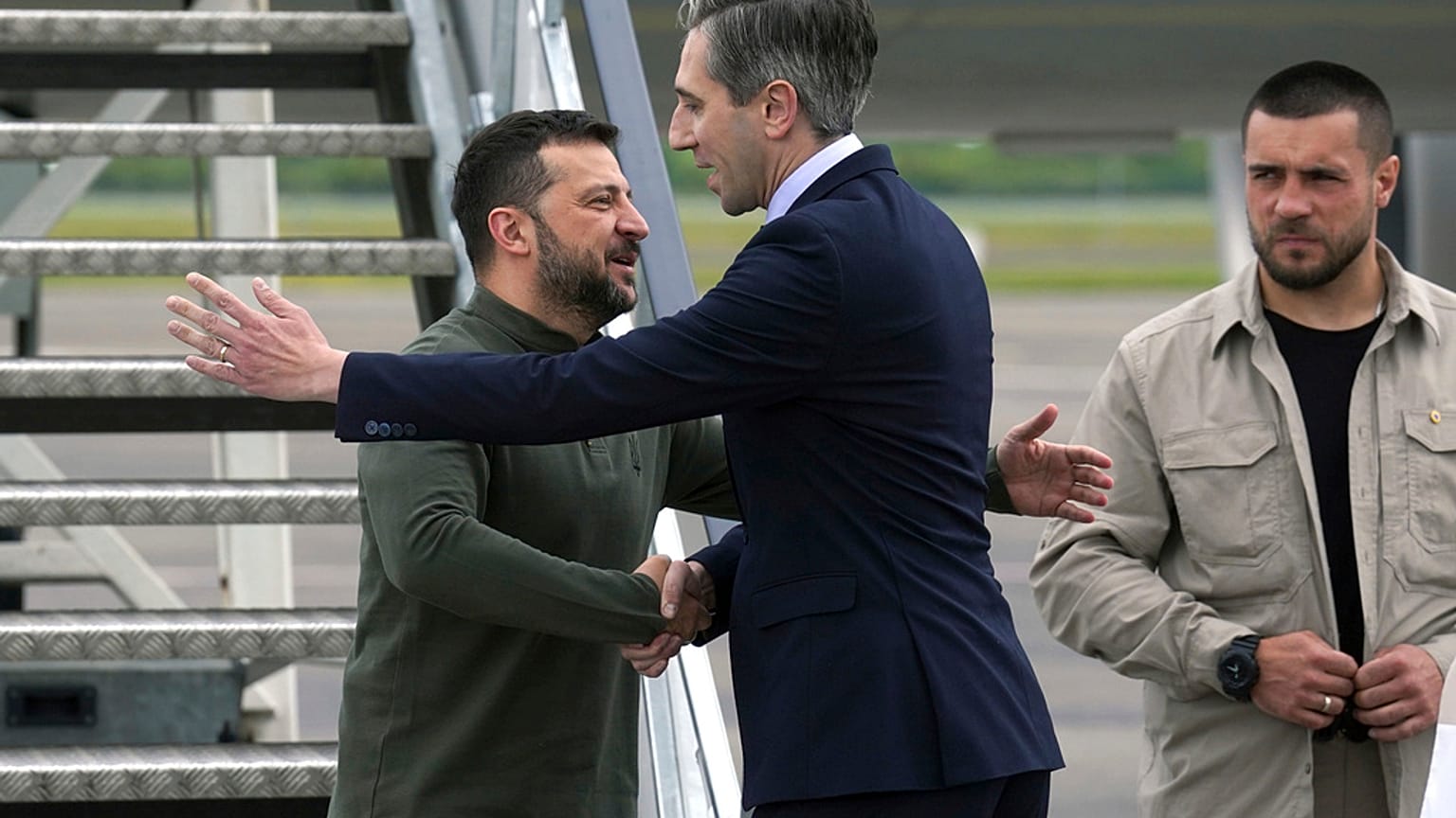 Ukrayna Devlet Başkanı Volodymyr Zelenskyy, 13 Temmuz 2024 Cumartesi günü İrlanda'nın Shannon Havalimanı'nda İrlanda Taoiseach'ı Simon Harris tarafından karşılandı. 
