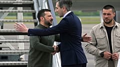 Ukrayna Devlet Başkanı Volodymyr Zelenskyy, 13 Temmuz 2024 Cumartesi günü İrlanda'nın Shannon Havalimanı'nda İrlanda Taoiseach'ı Simon Harris tarafından karşılandı. 