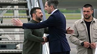 Ukrayna Devlet Başkanı Volodymyr Zelenskyy, 13 Temmuz 2024 Cumartesi günü İrlanda'nın Shannon Havalimanı'nda İrlanda Taoiseach'ı Simon Harris tarafından karşılandı. 