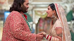 Nant Ambani, links, hält die Hand von Radhika Merchant während ihrer Hochzeitszeremonie in Mumbai, 12. Juli 2024