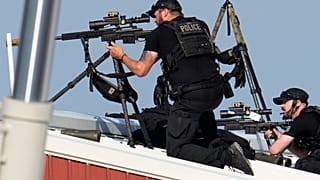 Francotiradores de la policía devuelven el fuego tras los disparos efectuados mientras el candidato presidencial republicano, el expresidente Donald Trump, en Butler, Pensilvania, el 13 de julio de 2024.