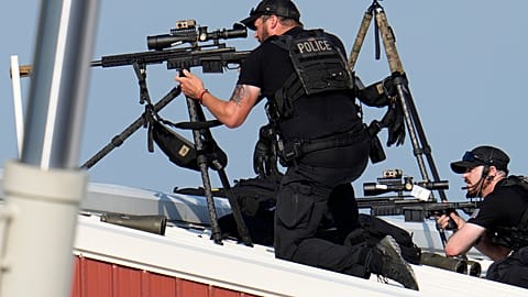 Atiradores da polícia disparam depois de terem sido feitos disparos enquanto o candidato presidencial republicano Donald Trump discursava. 