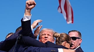Trump, miting esnasında korumaların arasında görünüyor