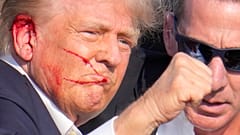 Umgeben von Agenten des US-Geheimdienstes gestikuliert Trump, als er bei einer Wahlkampfkundgebung in Butler (Pennsylvania) von der Bühne geholt wird. 13. Juli 2024.