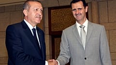 الرئيس السوري بشار الأسد، إلى اليمين، يصافح رئيس الوزراء التركي رجب طيب أردوغان في قصر الشعب الرئاسي في دمشق، سوريا، في 11 أكتوبر 2010. 