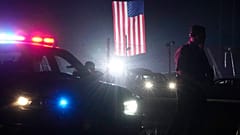 Ein Beamter sperrt den Zugang zum Gelände der Kundgebung, bei der der ehemalige Präsident Donald Trump  in Butler, Pennsylvania, Ziel eines Attentats war, 14. Juli 2024