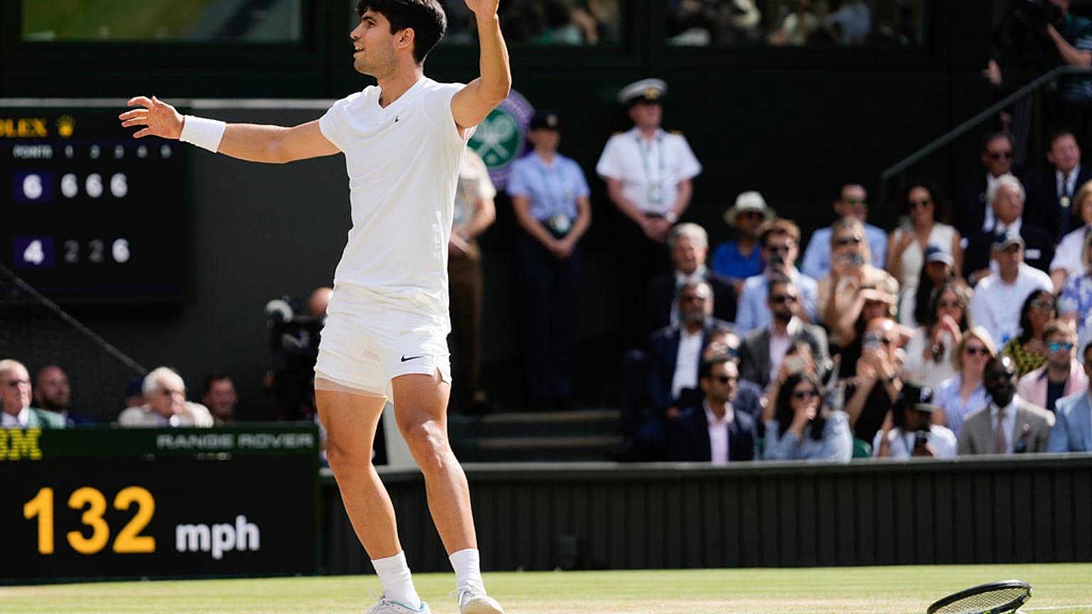 Carlos Alcaraz celebra a vitória do Grand Slam de Wimbledon.