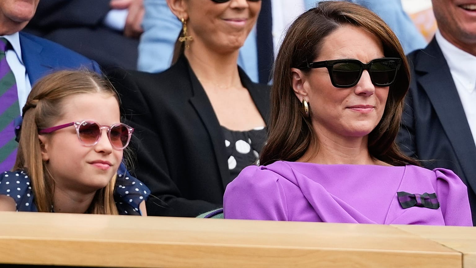 Kate, Prinzessin von Wales, winkt auf dem Weg zum Center Court vor dem Endspiel der Herren bei den Wimbledon-Tennismeisterschaften in London, Sonntag, 14. Juli 2024. 