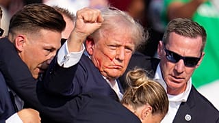 Donald Trump, 13 Temmuz 2024 günü saldırının ardından Gizli Servis tarafından alandan uzaklaştırılıyor