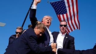 Trump levantando el puño tras sufrir un atentado en Pensilvania