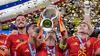 Альваро Мората и сборная Испании с чемпионским кубком