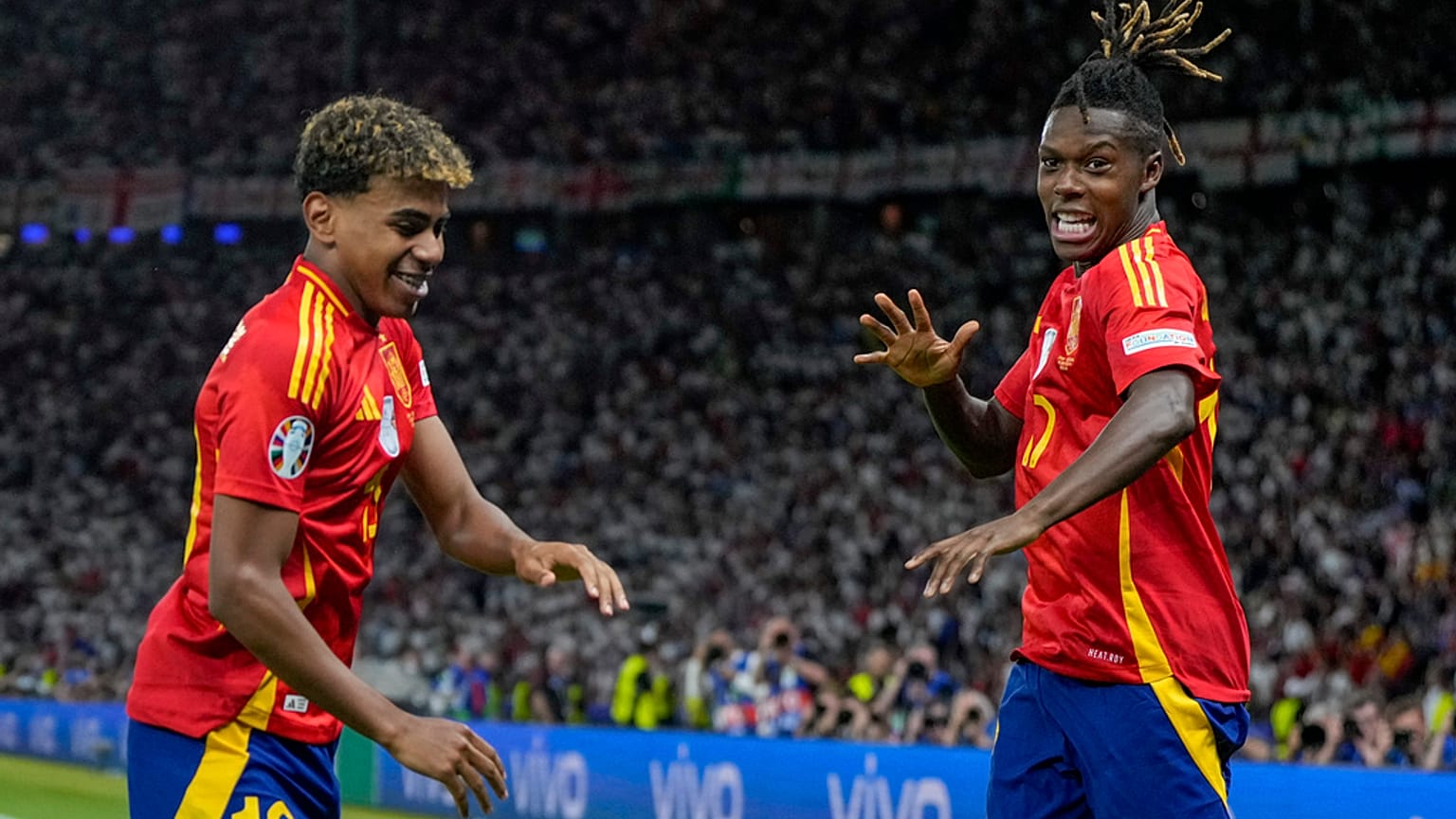 Lamine Yamal és Nico Williams az Európa-bajnokság döntőjében az Anglia elleni gólt ünneplik