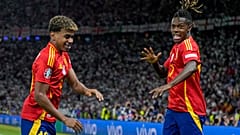 Lamine Yamal és Nico Williams az Európa-bajnokság döntőjében az Anglia elleni gólt ünneplik