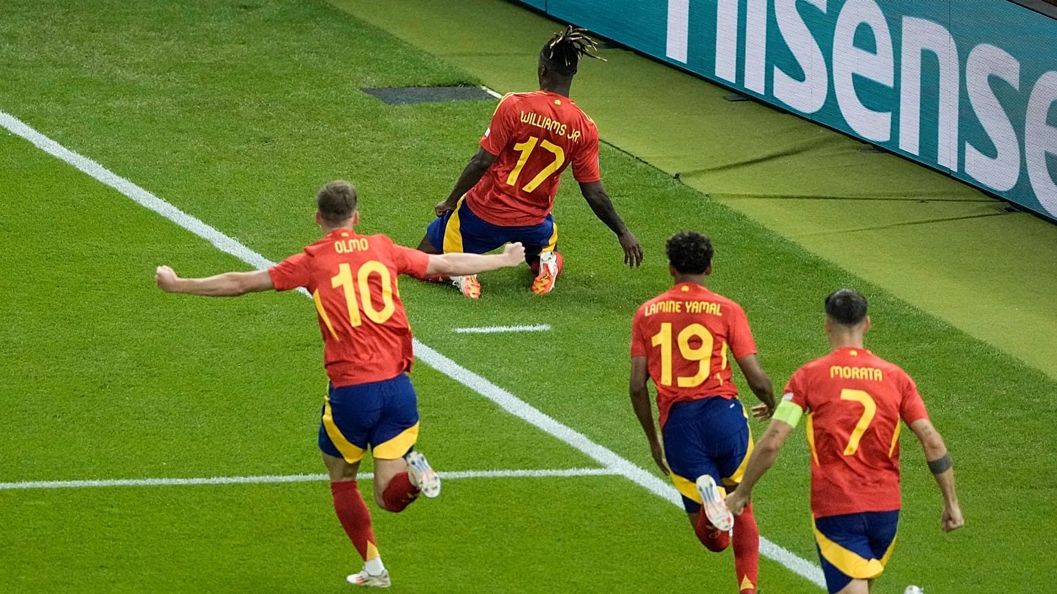 İspanyol futbolcular ilk gol sonrası seviniyor, Berlin Olimpiyat Stadı, 14 Temmuz 2024