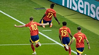 İspanyol futbolcular ilk gol sonrası seviniyor, Berlin Olimpiyat Stadı, 14 Temmuz 2024