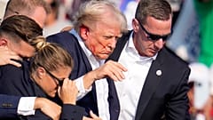 El candidato presidencial republicano, el expresidente Donald Trump, es ayudado a bajar del escenario en un acto de campaña en Butler, Pensilvania, el sábado 13 de julio de 2024.