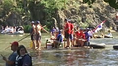 Beim Schlauchbootrennen auf dem Fluss Ibar sind Essen, Trinken und gute Laune am wichtigsten.