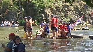 une embarcation participant à la "Descente Joyeuse" en Serbie