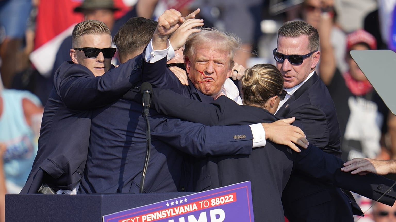 Trumpot a védelmét ellátó titkosszolgálat ügynökei veszik körbe a merénylet után