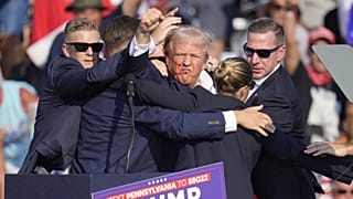 Trumpot a védelmét ellátó titkosszolgálat ügynökei veszik körbe a merénylet után