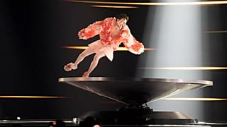 Nemo, de Suiza, interpreta la canción The Code durante la segunda semifinal del Festival de Eurovisión en Malmo, Suecia, el jueves 9 de mayo de 2024.
