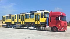 Die letzte der 12 von Berlin gespendeten alten Straßenbahnen macht sich auf den Weg nach Lviv.