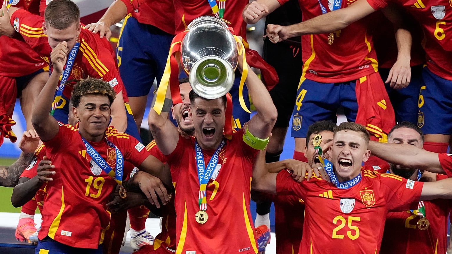 A csapatkapitány, Alvaro Morata a trófeával