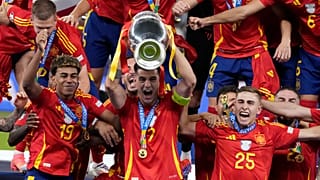 A csapatkapitány, Alvaro Morata a trófeával