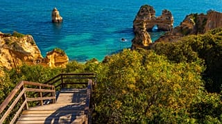 Caminhe até enseadas escondidas em Lagos, Portugal.