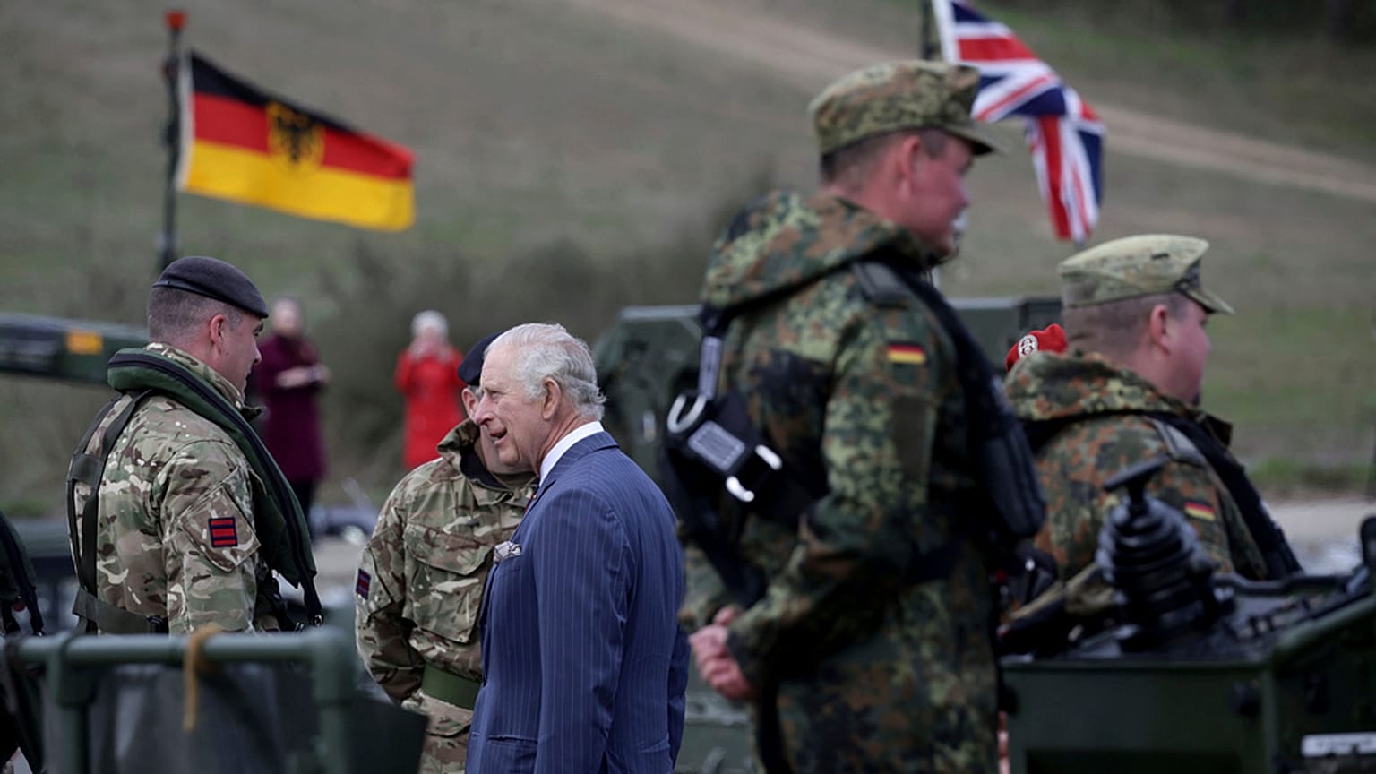 İngiltere Kralı Charles III, Finowfurt'taki 130. Alman-İngiliz Öncü Köprü Taburu askeri birliğini ziyareti sırasında askerlerle konuşuyor