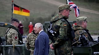 İngiltere Kralı Charles III, Finowfurt'taki 130. Alman-İngiliz Öncü Köprü Taburu askeri birliğini ziyareti sırasında askerlerle konuşuyor