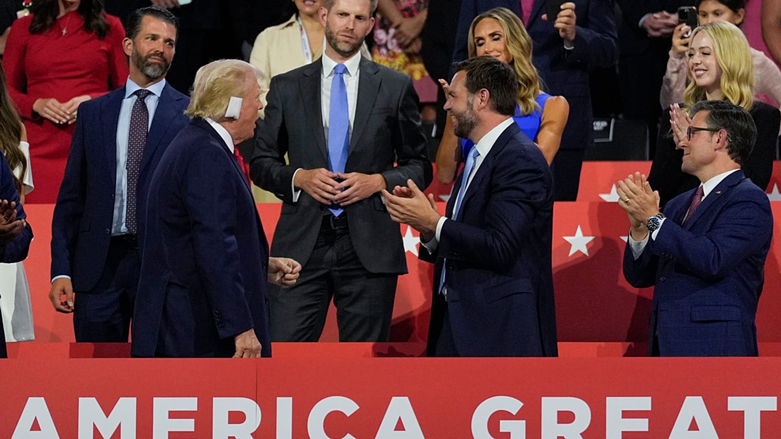 Trump, Vance és a két Trump fiú Milwaukeeban, a republikánus jelölő konvención