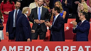 Trump, Vance és a két Trump fiú Milwaukeeban, a republikánus jelölő konvención