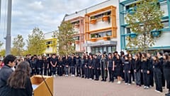 Ankara Charles de Gaulle Lisesi öğrencileri, Mustafa Kemal Atatürk'ün ölüm yıldönümünde anma töreninde (Fotoğraf, CdG Lisesi'nin X hesabından alınmıştır)